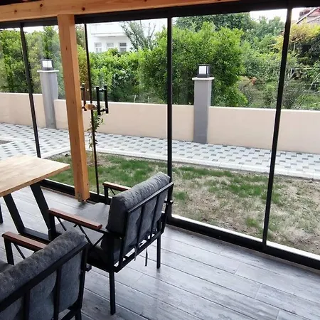 Oenue Acik Bahceli, Muestakil